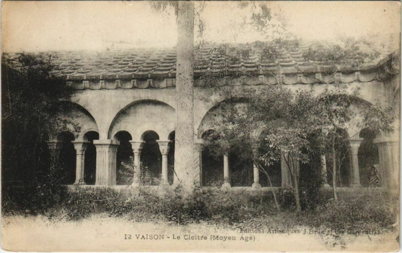 Carte postale ancienne Vaison-la-Romaine Le Cloitre - Moyen Age à Vaison-la-Romaine