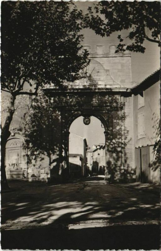 Carte postale ancienne Monteux Porte d'Avignon à Monteux