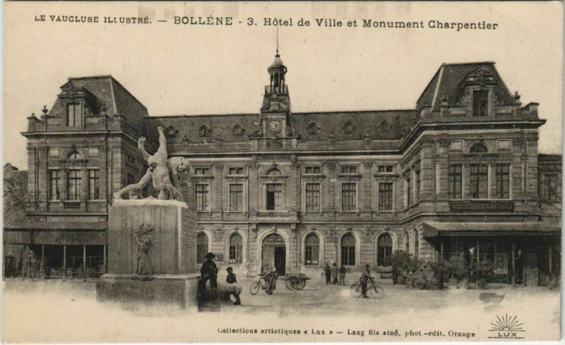 Carte postale ancienne Bollene Hotel de Ville et Monument Charpentier à Bollène