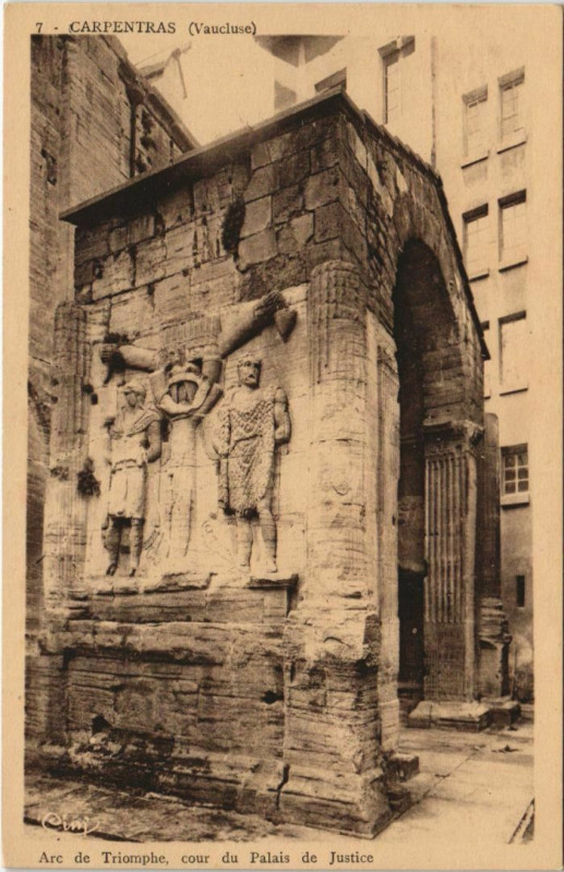 Carte postale ancienne Carpentras Arc de Triomphe - Cour du Palais de Justice à Carpentras