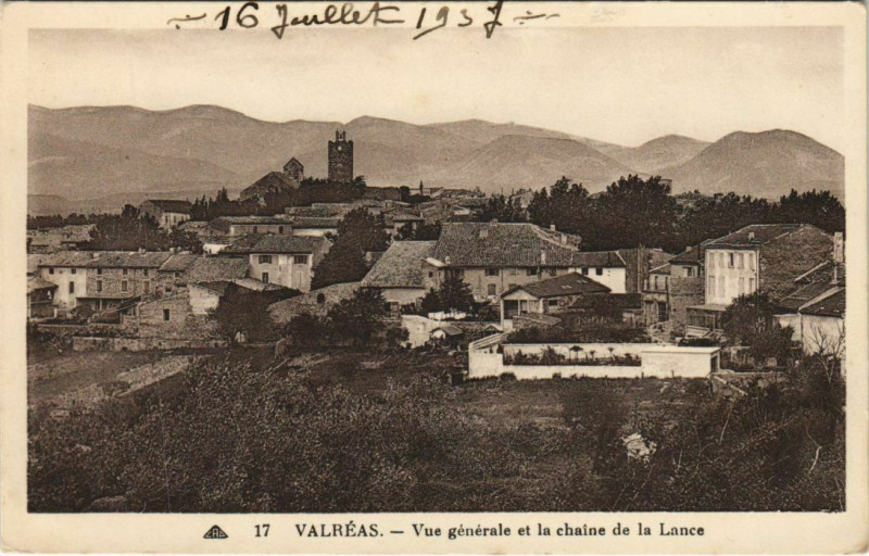 Carte postale ancienne Valreas Vue Generale et la Chaine de la Lance à Valréas