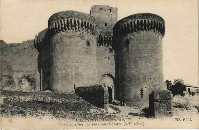 Carte postale ancienne Villeneuve-Les-Avignon Porte Fortifiee du Fort Saint-Andre à Avignon
