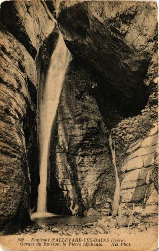 Carte postale ancienne Gorges du Buisson, la Pierre tombante à Allevard
