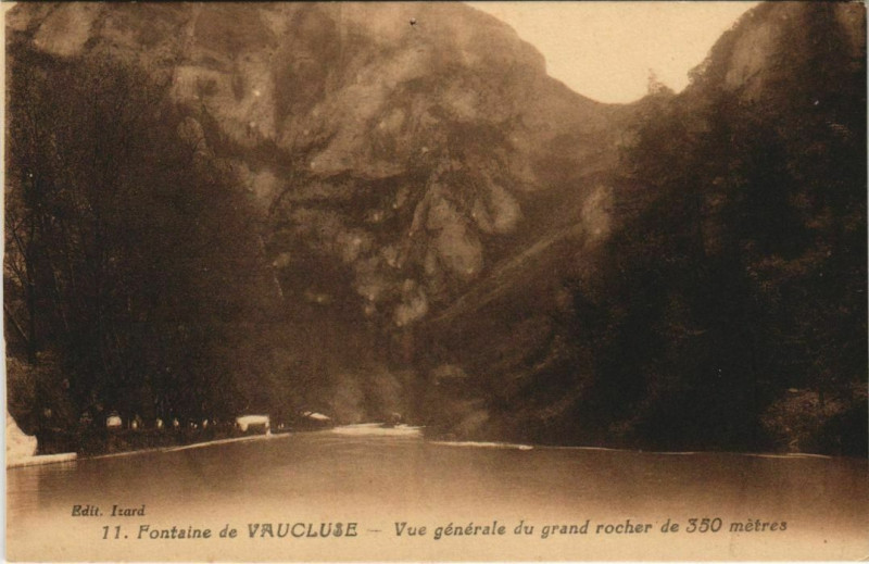 Carte postale ancienne Fontaine-De-Vaucluse Vue Generale du Grand Rocher à Fontaine-de-Vaucluse