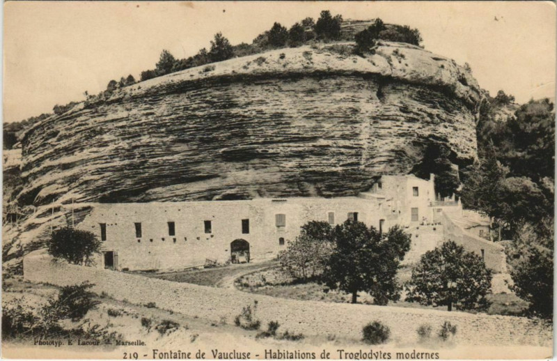 Carte postale ancienne Fontaine-De-Vaucluse Habitations de Troglodytes Modernes à Fontaine-de-Vaucluse