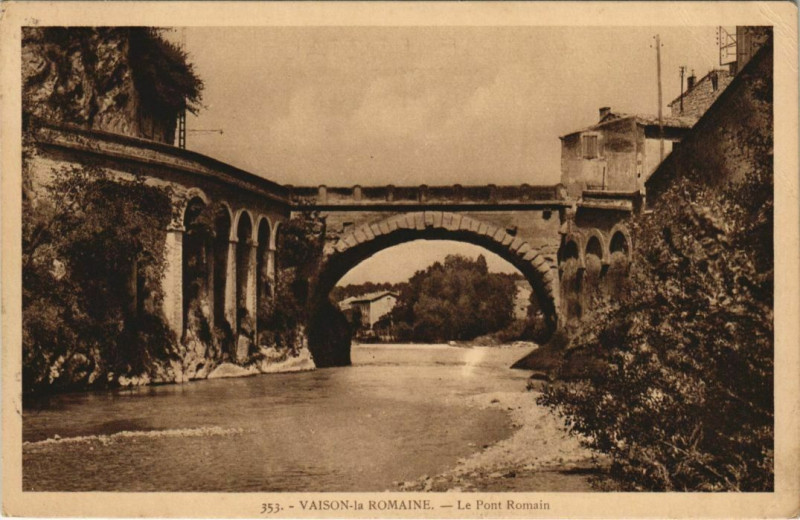 Carte postale ancienne Vaison-La-Romaine Le Pont Romain à Vaison-la-Romaine