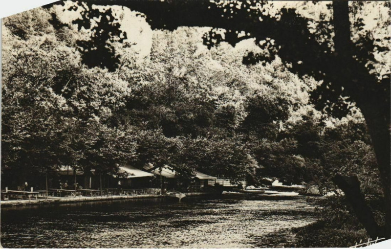 Carte postale ancienne Fontaine-De-Vaucluse Le Lac et le Restaurant à Fontaine-de-Vaucluse