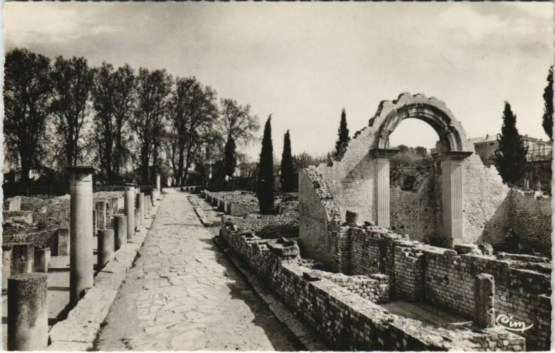 Carte postale ancienne Vaison-La-Romaine Rue d'Allee Romaine à Vaison-la-Romaine