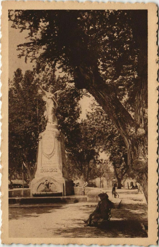 Carte postale ancienne Carpentras Le Monument aux Morts - 1914-1918 à Carpentras