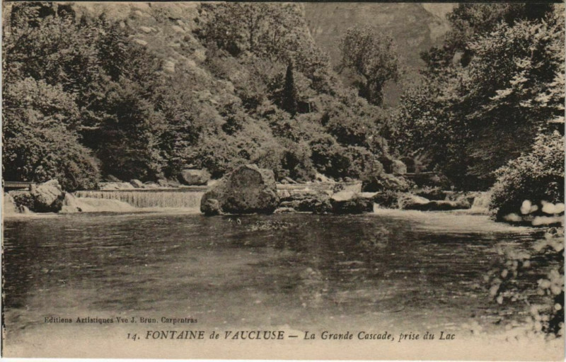 Carte postale ancienne Fontaine-De-Vaucluse La Grande Cascade - Prise du Lac à Fontaine-de-Vaucluse