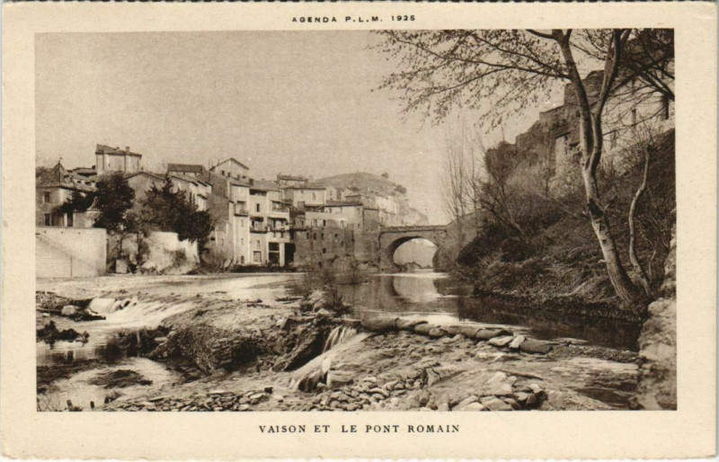 Carte postale ancienne Vaison-La-Romaine Vaison-la-Romaine et le Pont Romain à Vaison-la-Romaine