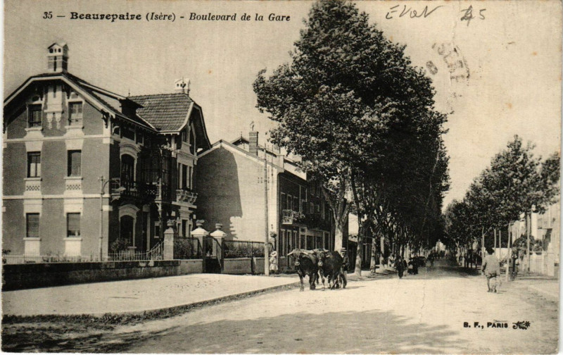Carte postale ancienne Beaurepaire - Boulevard de la Gare à Beaurepaire
