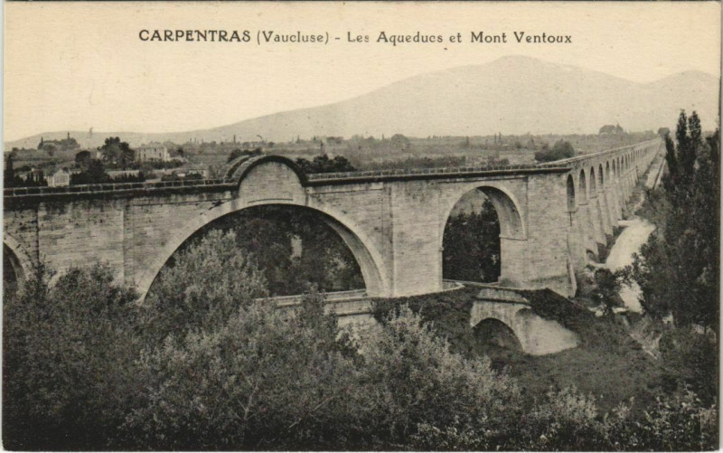 Carte postale ancienne Carpentras Les Aqueducs et Mont Ventoux à Carpentras