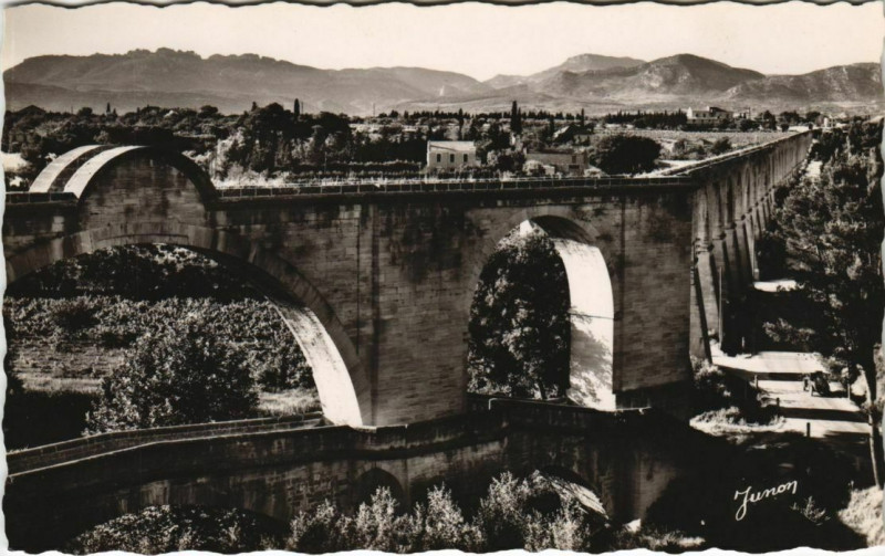 Carte postale ancienne Carpentras Aqueduc pour l'Alimentation de la Ville en Eau Potable à Carpentras