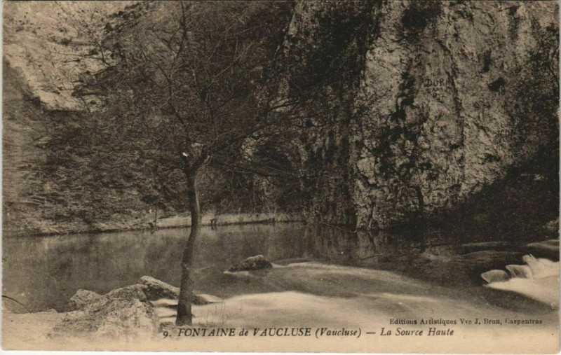 Carte postale ancienne Fontaine-De-Vaucluse La Source Haute à Fontaine-de-Vaucluse