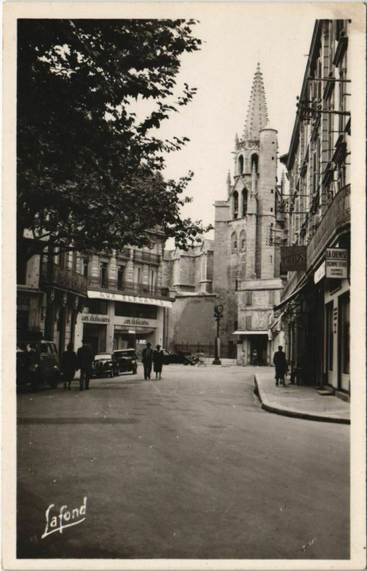Carte postale ancienne Avignon Place Birakeim - Eglise Saint-Pierre à Avignon