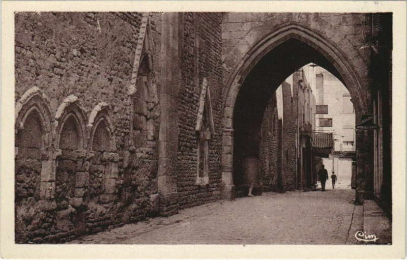 Carte postale ancienne Apt Rue des Marchands - Porte de l'Horloge à Apt