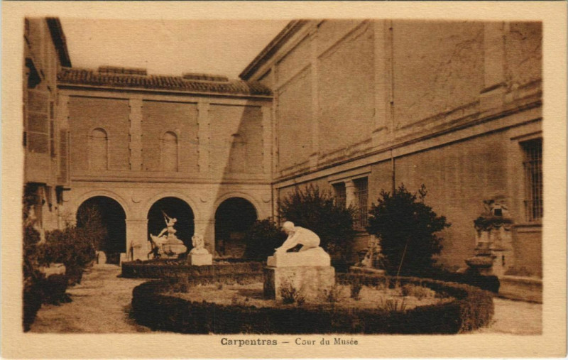 Carte postale ancienne Carpentras Cour du Musee à Carpentras