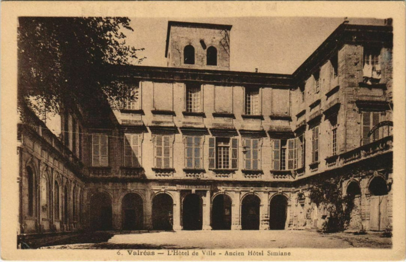 Carte postale ancienne Valreas L'Hotel de Ville - Ancien Hotel Simiane à Valréas