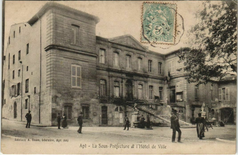 Carte postale ancienne Apt La Sous-Prefecture et l'Hotel de Ville à Apt