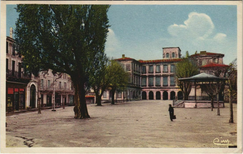 Carte postale ancienne Valreas Place Aristide-Briand et Hotel de Simiane - Mairie à Valréas