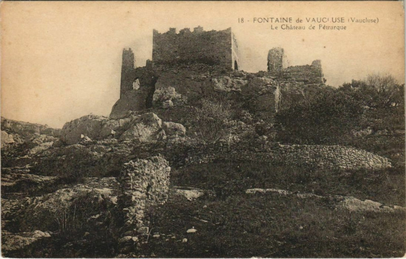 Carte postale ancienne Fontaine-De-Vaucluse Le Chateau de Petrarque à Fontaine-de-Vaucluse