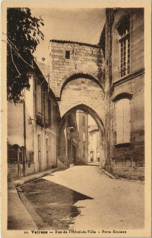 Carte postale ancienne Valreas Rue de l'Hotel-de-Ville - Porte Simiane à Valréas