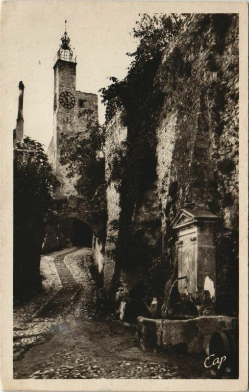 Carte postale ancienne Vaison-La-Romaine Beffroi et Porte de la Haute-Ville à Vaison-la-Romaine