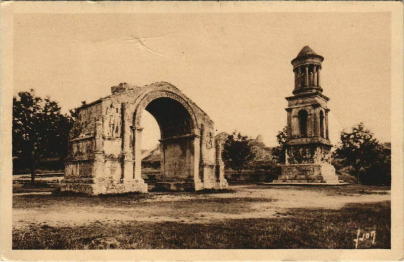 Carte postale ancienne Saint-Remy-De-Provence Les Antiques - Environs d'Avignon à Avignon