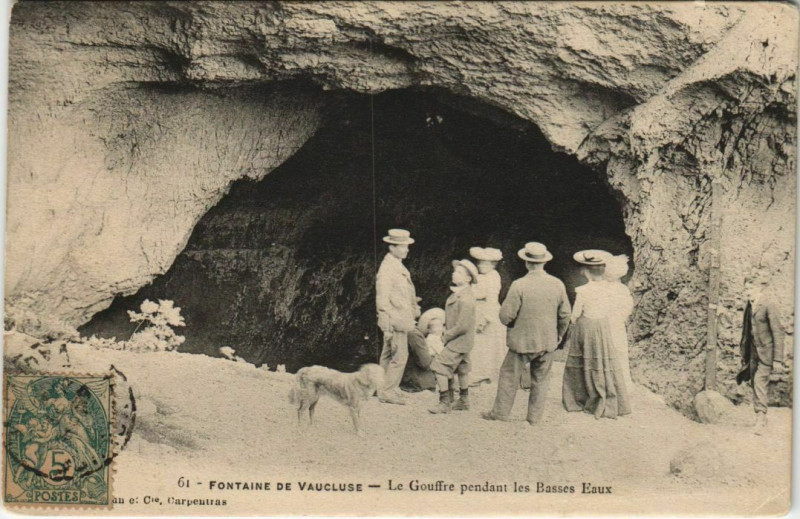 Carte postale ancienne Fontaine-De-Vaucluse Le Gouffre Pendant les Basses Eaux à Fontaine-de-Vaucluse