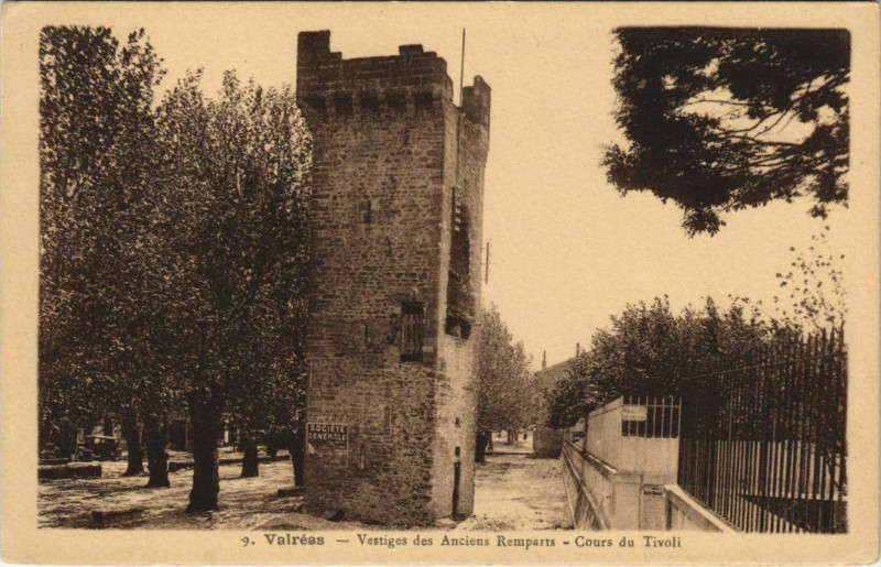 Carte postale ancienne Valreas Vestiges des Ancins Remparts - Cour de Tivoli à Valréas