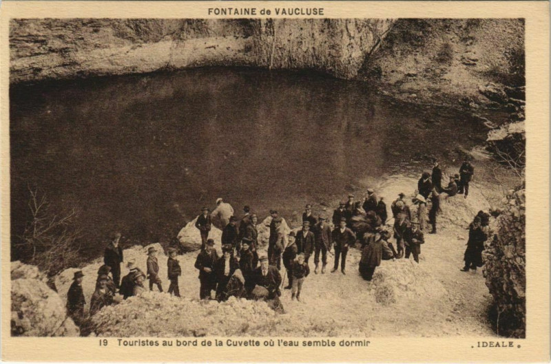 Carte postale ancienne Fontaine-De-Vaucluse Touristes au Bord de la Cuvette à Fontaine-de-Vaucluse