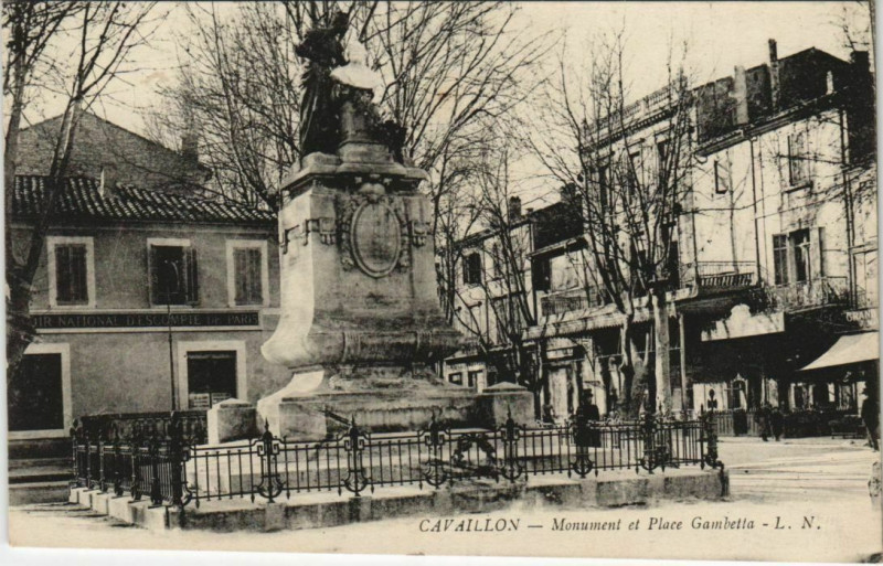 Carte postale ancienne Cavaillon Monument et Place Gambetta à Cavaillon