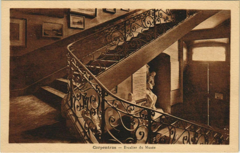 Carte postale ancienne Carpentras Escalier de Musee à Carpentras