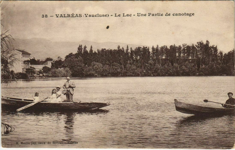 Carte postale ancienne Valreas Le Lac - Une Partie de Canotage à Valréas