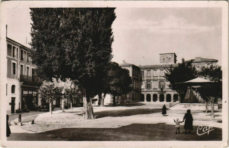 Carte postale ancienne Valreas La Place Aristide Briand et l'Hotel de Ville à Valréas
