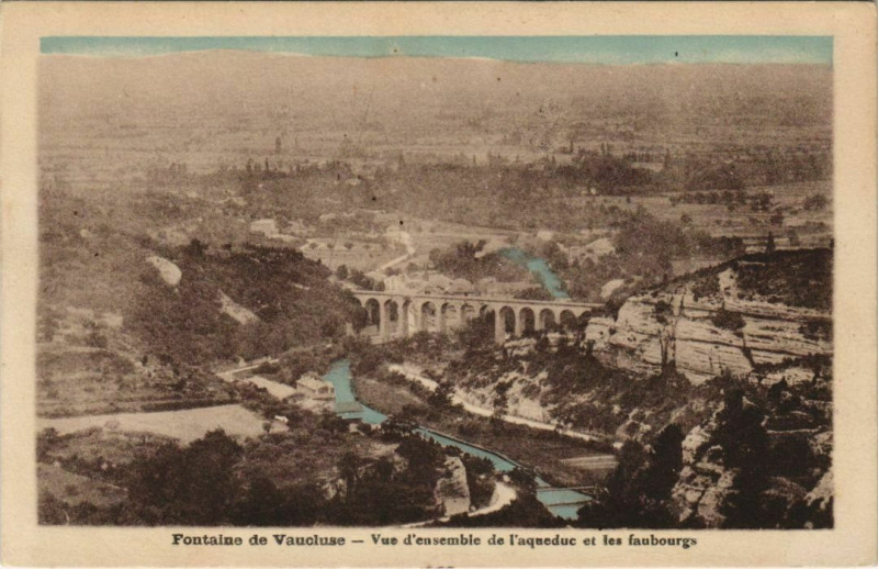 Carte postale ancienne Fontaine-De-Vaucluse Vue d'Ensemble de l'Aqueduc et les Faubourgs à Fontaine-de-Vaucluse