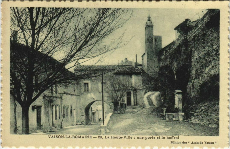 Carte postale ancienne Vaison-La-Romaine La Haute-Ville - Une Porte et le Beffroi à Vaison-la-Romaine