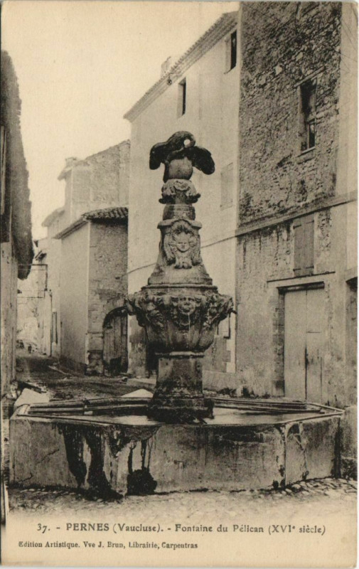 Carte postale ancienne Pernes Fontaine du Pelican