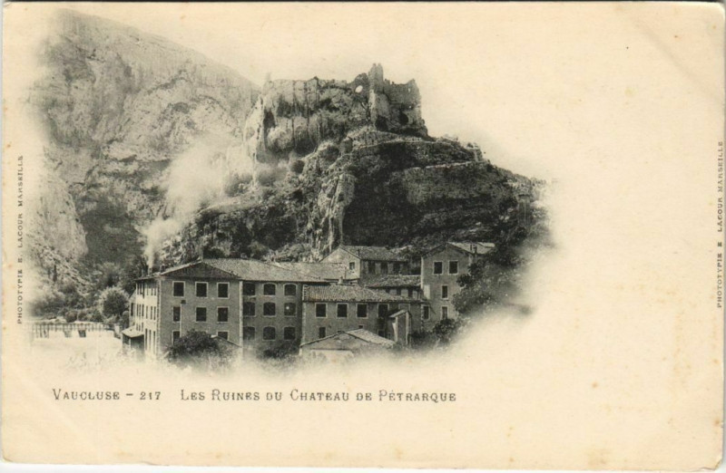 Carte postale ancienne Fontaine-De-Vaucluse Les Ruines du Chateau de Petrarque à Fontaine-de-Vaucluse