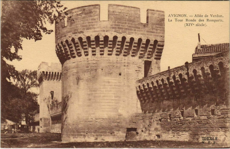 Carte postale ancienne Avignon Allee de Verdun - La Tour Ronde des Remparts à Avignon