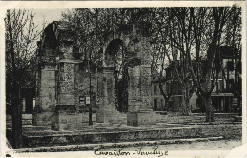 Carte postale ancienne Cavaillon Porte Datant des Romains à Cavaillon