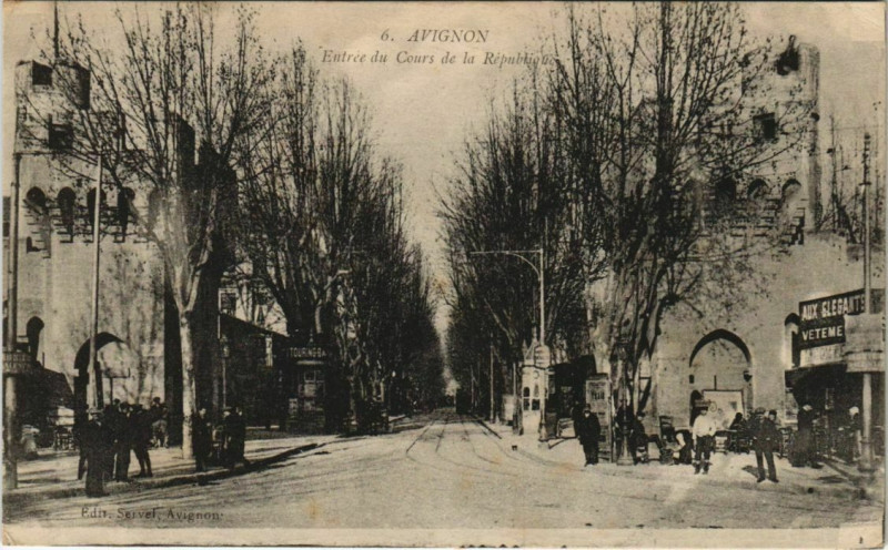 Carte postale ancienne Avignon Entree du Cours de la Republique à Avignon
