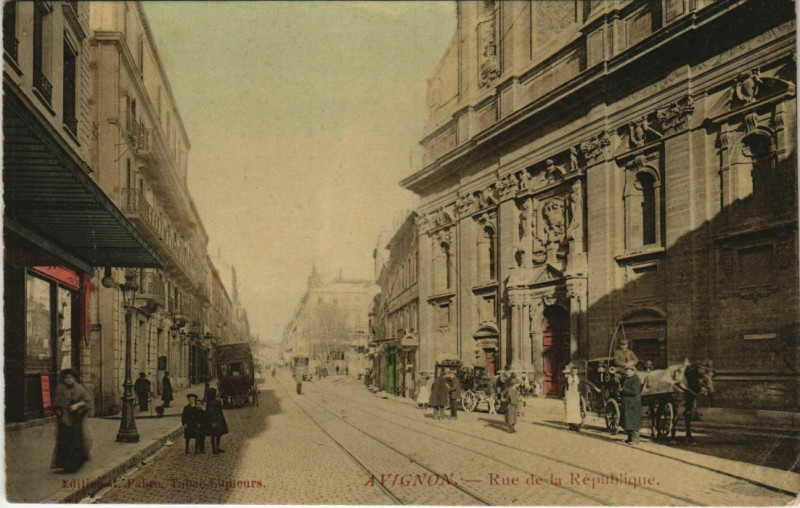 Carte postale ancienne Avignon Rue de la Republique à Avignon