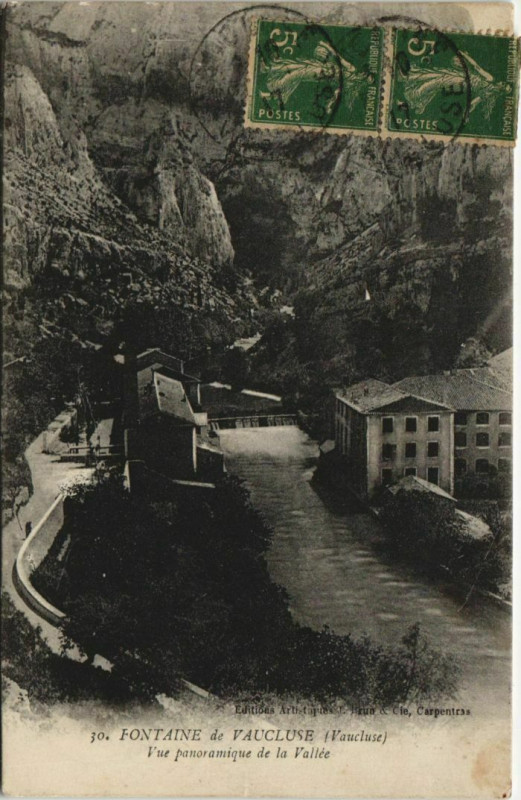 Carte postale ancienne Fontaine-De-Vaucluse Vue Panoramique de la Vallee à Fontaine-de-Vaucluse