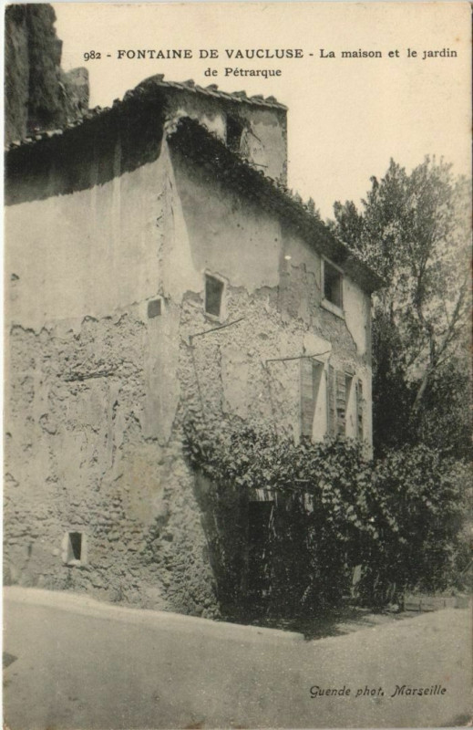 Carte postale ancienne Fontaine-De-Vaucluse La Maison et le Jardin de Petrarque à Fontaine-de-Vaucluse
