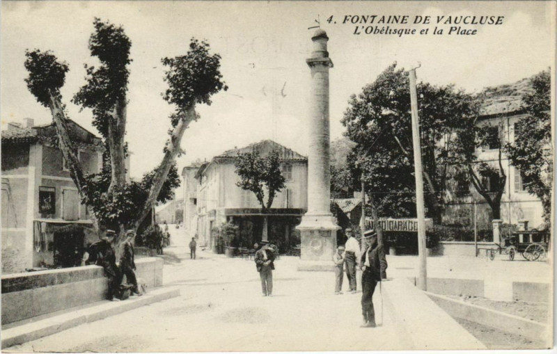 Carte postale ancienne Fontaine-De-Vaucluse L'Obelisque et la Place à Fontaine-de-Vaucluse