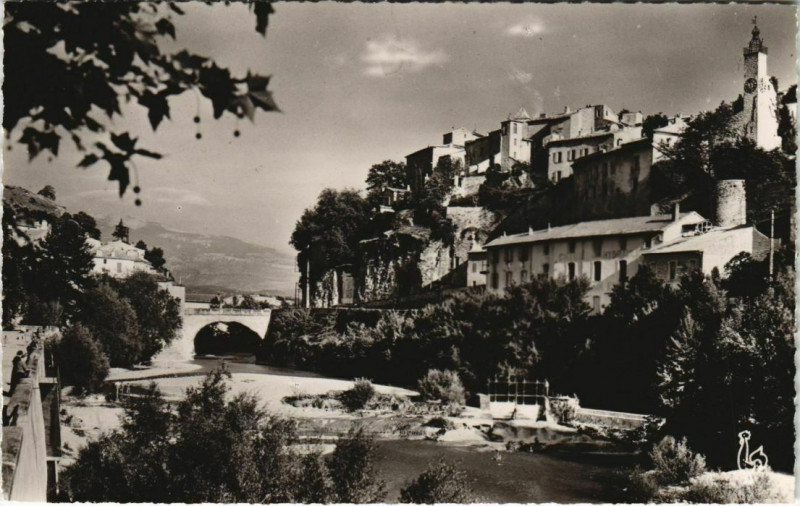 Carte postale ancienne Vaison-La-Romaine Pont Romain - Ville Medievale - Beffroi à Vaison-la-Romaine