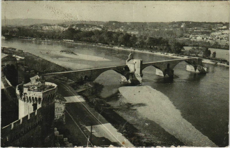 Carte postale ancienne Avignon Le Pont Saint-Benezet et le Rhone à Avignon