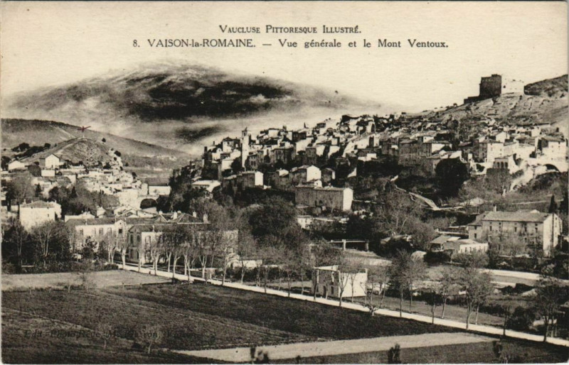 Carte postale ancienne Vaison-La-Romaine Vue Generale et le Mont Ventoux à Vaison-la-Romaine